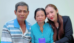 Huỳnh Như giữ đúng lời hứa dẫn bố mẹ Chau Kim Sang mở sổ tiết kiệm