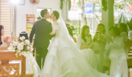 Khánh Thi - Phan Hiển hôn môi tại lễ cưới ở nhà thờ