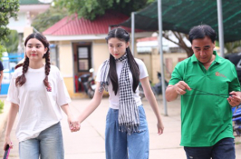 2 ái nữ nhà Quyền Linh đến phim trường show thiện nguyện thăm bố, cam thường bắt trọn nhan sắc cực phẩm