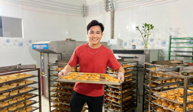 MC, diễn viên Lê Nguyên Bảo làm bánh trung thu hỗ trợ người dân vụ cháy chung cư mini