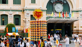 Tháp kẹo khổng lồ Chupa Chups đi khắp muôn nơi, câu chuyện Mãi Vui tiếp nối nhiều thế hệ gia đình Việt