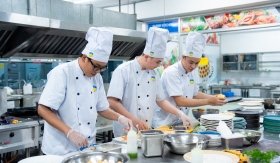 Từ giảng đường đến bàn tiệc: Chuỗi đồ án nhà hàng của sinh viên HUTECH ghi dấu ấn chuyên nghiệp