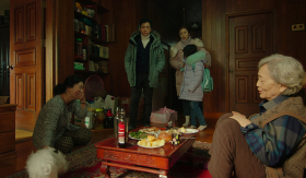 Lắng đọng với trailer 'Hãy chăm sóc mẹ': Người nhà như người lạ, người lạ như người nhà!