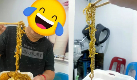 Đang ăn mì xào, chàng trai bất ngờ phát hiện sợi dây chuyền vàng trong hộp