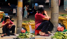 Xót xa cảnh bà cụ bán rau mưu sinh, mắt vẫn nhìn vào những người cùng trang lứa tập thể dục