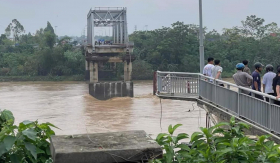 NÓNG: Cầu Phong Châu (Phú Thọ) bị sập khiến nhiều người và phương tiện rơi xuống sông