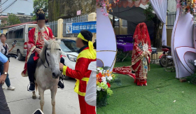 Đám cưới gây tranh cãi ở Hưng Yên: Chú rể cưỡi ngựa, cô dâu trùm khăn, đi kiệu như phim cổ trang