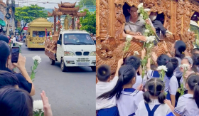 Học sinh và người dân Vũng Tàu cầm hoa trắng đứng bên đường đưa tiễn 2 chị em qua đời trong vụ cháy nhà