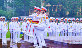 Lễ thượng cờ rủ Quốc tang nguyên Chủ tịch nước Trần Đức Lương dưới mưa