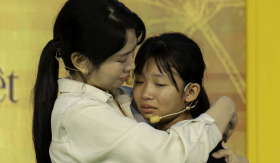 Lê Bống xúc động nhắc về tuổi thơ trong căn tập thể cũ, ngập nước thải đêm 30 Tết