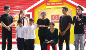 Huỳnh Lập và Lâm Hùng xúc động trước nghị lực của bé gái mồ côi mẹ ở Cà Mau