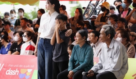 Chế Nguyễn Quỳnh Châu và ca sĩ Hồ Phi Nal góp sức mang về 100 triệu đồng cho trẻ em mồ côi