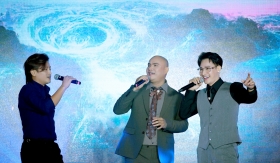 A Tuân đón tuổi mới, ăn mừng 'Lệ ngang trời' vượt 2 tỷ lượt xem