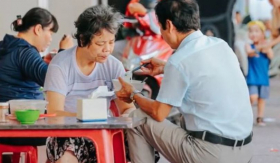 Nghẹn ngào và hạnh phúc trước hình ảnh ông chăm bà từng chút khiến ai cũng ganh tị