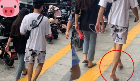 Chàng trai nhường dép cho bạn gái, sải bước tự tin trên giày cao gót khiến nhiều người ngỡ ngàng