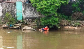 Đau lòng cảnh người bố ngồi bên bờ sông, ôm chặt con trai vừa ra đi mãi mãi vì đuối nước