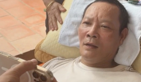 Diễn viên Thái Hòa bị liệt nửa người, chưa thể nói sau cơn đột quỵ, họ hàng phải quyên góp tiền chữa trị