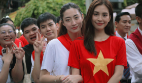 2 nhan sắc cực phẩm nhà Sen Vàng Tiểu Vy- Lương Thùy Linh tại buổi sơ duyệt Lễ diễu binh, diễu hành kỷ niệm A80