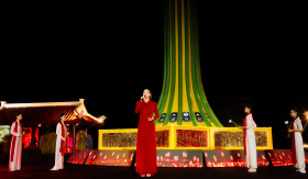 Hồ Ngọc Hà hát trong mưa tưởng nhớ các anh hùng liệt sĩ