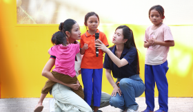 Mái ấm gia đình Việt: Hoàng Thùy bật khóc khi bé gái mất mẹ ôm chặt mình không rời