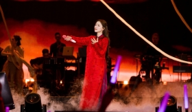 Hòa Minzy “liều mình” trên không trung: Màn đu dây không bảo hộ khiến khán giả thót tim, mạng xã hội dậy sóng