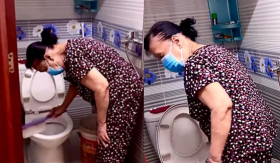 Nữ ca sĩ nổi tiếng một thời từng nhận cát-xê một cây vàng nay tuổi xế chiều ở trọ, chà nhà vệ sinh kiếm sống