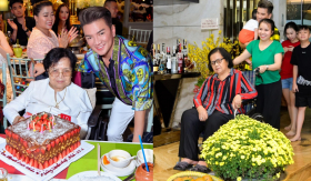 Đàm Vĩnh Hưng nghẹn ngào tiết lộ mẹ ruột ngủ ngồi nhiều năm qua, cầu xin phép lạ đến với đấng sinh thành