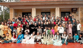 Gia đình có 120 thành viên ở Thái Bình gây xôn xao, con cháu đứng 6 hàng dài, chật kín nhà thờ tổ