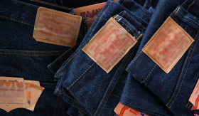 Quần jeans thường có miếng da phía sau cạp quần: 99% người mặc tưởng trang trí mà không biết công dụng