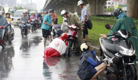 Dừng xe để mặc áo mưa có bị phạt không và mức phạt là bao nhiêu?