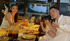 Hình ảnh gia đình hạnh phúc của Trương Mỹ Nhân và Phí Ngọc Hưng bên cạnh con gái đầu lòng