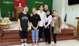 1 nhóm nghệ sĩ nổi tiếng âm thầm ra miền Trung phát quà từ thiện cho bà con sau thiệt hại bão lũ