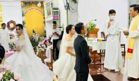 Lễ cưới theo nghi thức Công giáo của Khánh Thi và Phan Hiển, quý tử xách váy giúp mẹ siêu cưng