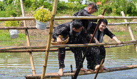 Nghệ sĩ tham gia show Đàm Vĩnh Hưng sử dụng 'thủ đoạn' chặn đầu xe để bán hàng góp tiền vào quỹ từ thiện