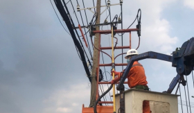 Khổ sở vì bị cắt điện không báo trước, người đàn ông phải thuê khách sạn ngủ qua đêm