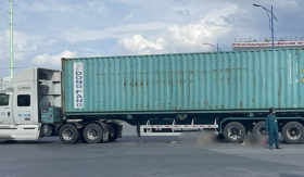 Chở con gái lên TPHCM chơi dịp hè, mẹ con nữ công nhân ra đi mãi mãi sau cú va chạm với container