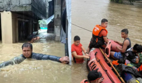 Cuộc càn quét của bão Doksuri: Nhà cửa bị chôn vùi, gió to lật thuyền khiến 23 người không qua khỏi