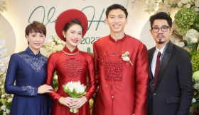 Mẹ xách túi trăm triệu, bố lái G63 đưa con gái về nhà chồng, gia thế vợ của Đoàn Văn Hậu khủng cỡ nào?