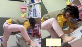 Con gái đang làm bài trong phòng bỗng hét lớn, mẹ lén kiểm tra thì lập tức đến trường gặp cô giáo