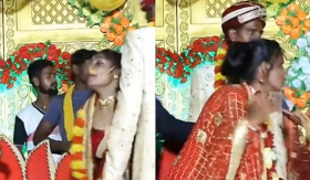 Đang làm đám cưới thì thấy tình cũ của chú rể đến dự, cô dâu lao vào ẩu đả khiến khách mời cũng ngơ ngác