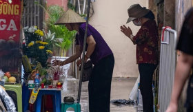 Không khí tang thương bao trùm ngõ ngỏ, hàng xóm nghẹn ngào tiễn đưa những người xấu số trong vụ cháy tại Trung Kính