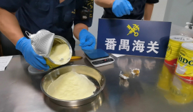 Phát hiện 4 hộp sữa bột có dấu hiệu lạ, hải quan kiểm tra liền phát hiện thứ siêu đắt được che giấu tinh vi