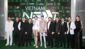 Hoa hậu Khánh Vân cùng dàn NTK “cosplay” ảnh phù dâu đang viral ngay thảm đỏ Vietnam Next-Gen Fashion