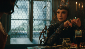 Một Evil Queen khác biệt trong live action 'Nàng Bạch Tuyết'
