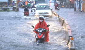 Tình trạng mưa lớn ở TP.HCM kéo dài đến khi nào, vì sao đường phố hay bị ngập sau mưa to?