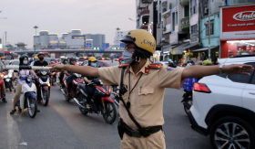 Khi đi đường, hiệu lệnh của Cảnh sát giao thông trái với biển báo, đèn tín hiệu thì nên tuân thủ theo bên nào?