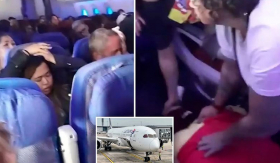 Máy bay đột ngột rơi tự do, hàng chục hành khách bị hất văng lên nóc