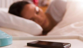 Dừng ngay việc để điện thoại đầu giường khi ngủ nếu không muốn sức khỏe suy giảm trầm trọng