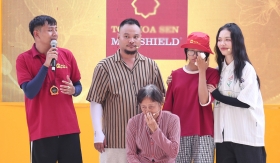 Thái Vũ, Vinh Râu nghẹn ngào trước bé gái mồ côi ăn nửa gói mì buổi sáng