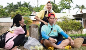 Phất lên nhờ bán ổi, “đại gia” Huy Khánh vung tay thuê Nguyên Thảo đấm lưng